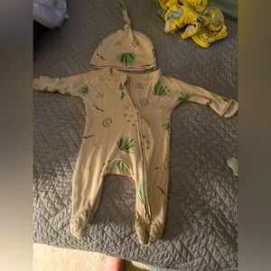 Goumi by Babylist Newborn outfit and hat. Desert themed.